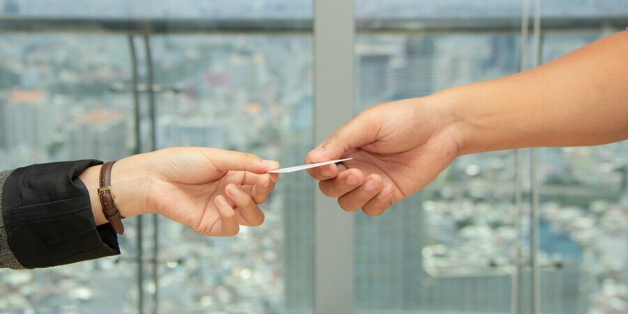 名刺は「指先」で覚える。初対面で信頼を勝ち取る戦略的用紙選び